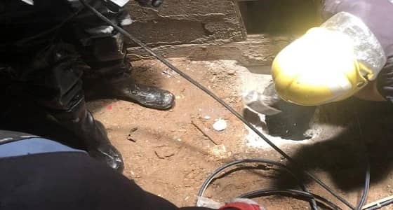 بالصور.. انتشال جثة طفل سقط بخزان صرف صحي في حفر الباطن