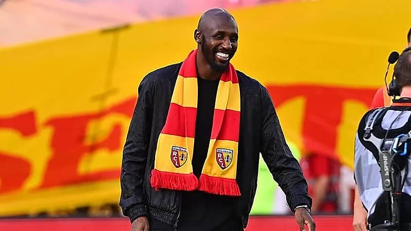 لاعب النصر فوفانا يدعم فريقه السابق وهذه ردة فعل الجماهير .. فيديو