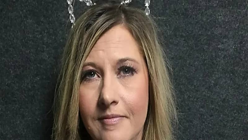 أربعينية تقنع الجميع بأنها في 22 من عمرها بفضل خدعة