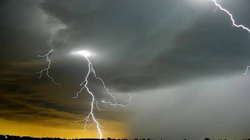 صاعقة رعدية تقتل شاب وتصيب آخريْن أثناء نزهة بالمخواة