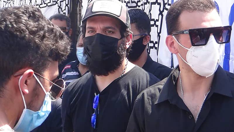 بالفيديو.. زوج دنيا سمير غانم يلقي بهاتف شخص صّور قبر دلال عبدالعزيز