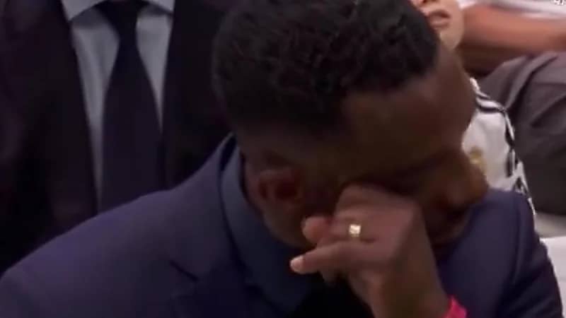 والد اندريك فيليبي يدخل في نوبة بكاء خلال حفل تقديمه .. فيديو