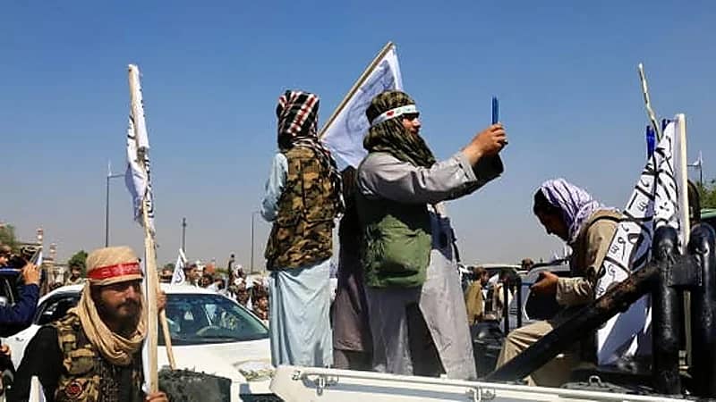 زعيم طالبان يطالب بتقييد الإنترنت في أفغانستان