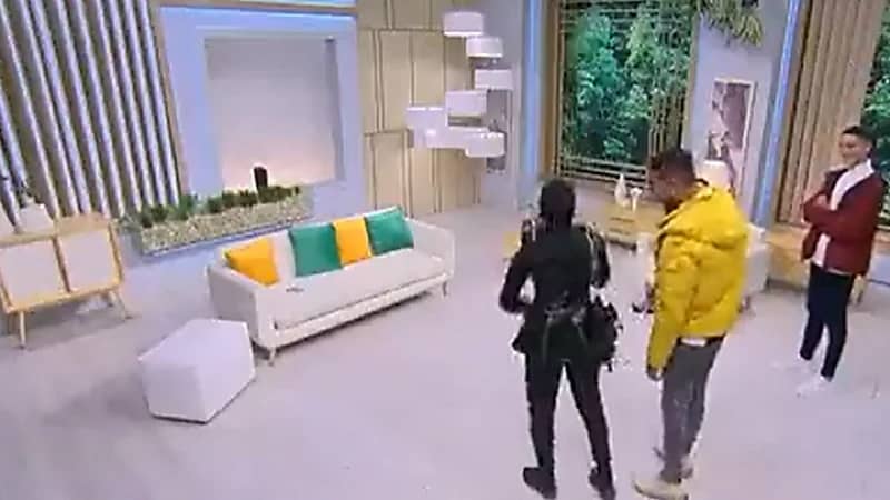 بالفيديو .. موقف طريف لمدربة حاولت شرح كيفية التصدي للص على الهواء