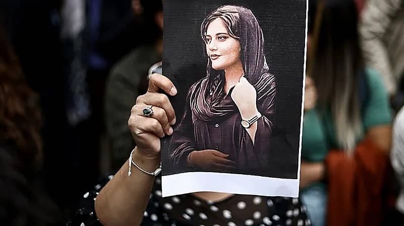 "الملالي" يهدد حياة صحافيتين سلطتا الضوء على قضية مهسا أميني