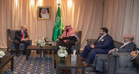 ولي العهد ورئيس شركة فوتسي يستعرضان عددا من الموضوعات الاقتصادية