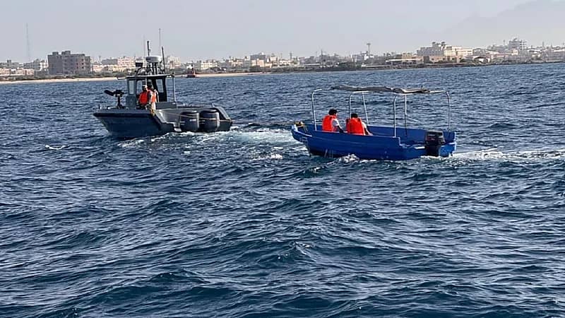 إنقاذ مواطنين تعطلت واسطتهما البحرية في عرض البحر