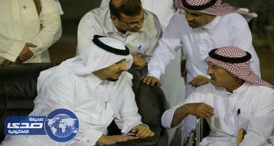 نائب أمير الجوف يطمئن على أحد نزلاء دار الرعاية