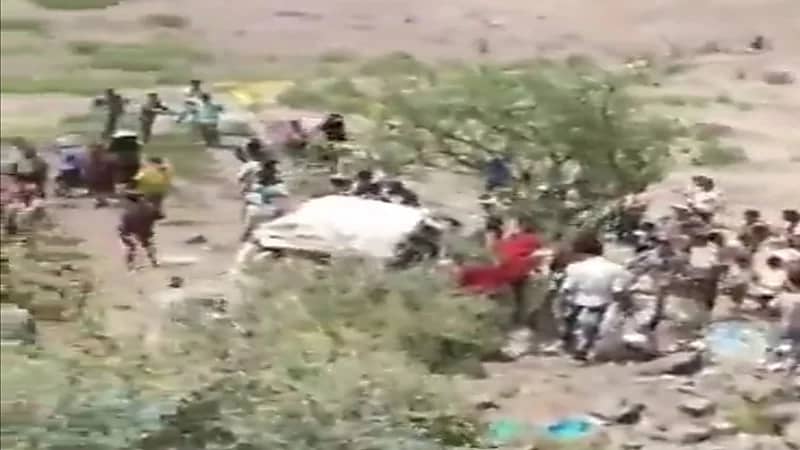 وفاة وإصابة 30 شخص من عائلة واحدة كانوا في طريقهم لحضور عرس.. فيديو