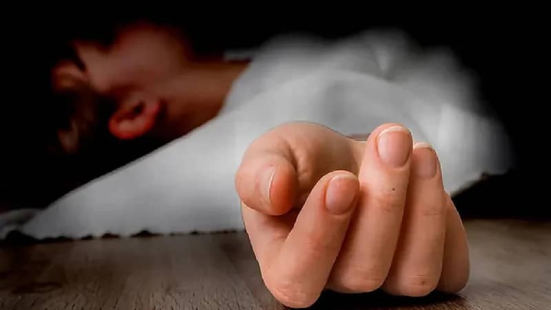 أب يسمم أبنائه ويكمل جريمته بقتلهم طعنا