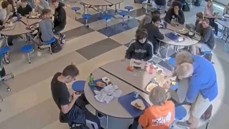 شاهد.. مدرب كرة سلة ينقذ حياة فتاة من الموت أثناء تناولها الطعام