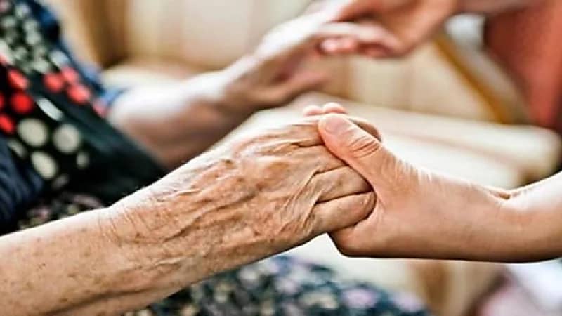 الخضيري: لا تجعلوا والديكم يصابون بالكسل بزعم أنكم تخدمونهم