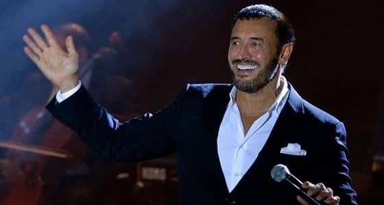 بالفيديو.. فتاة تحتضن وتقبل كاظم الساهر على المسرح