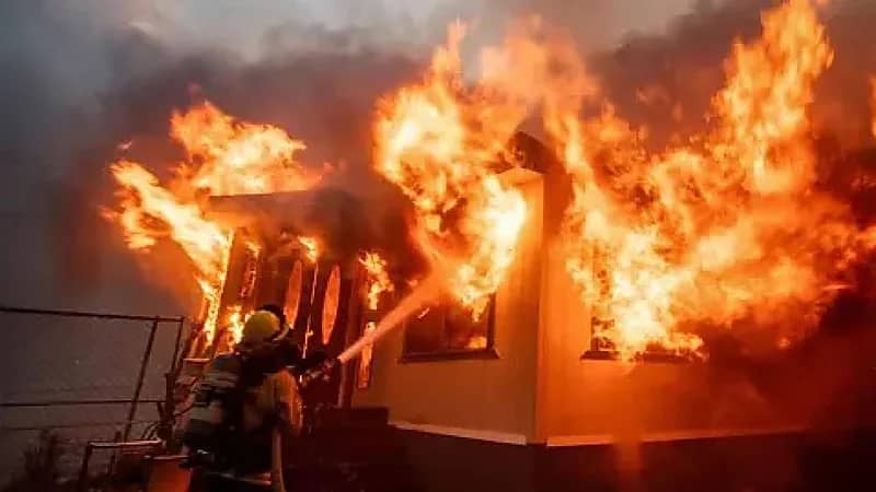 ‎مشاهير فقدوا منازلهم في حرائق لوس أنجلوس .. فيديو وصور