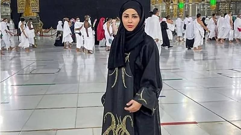 شاهد.. مهيرة عبدالعزيز تؤدي مناسك العمرة