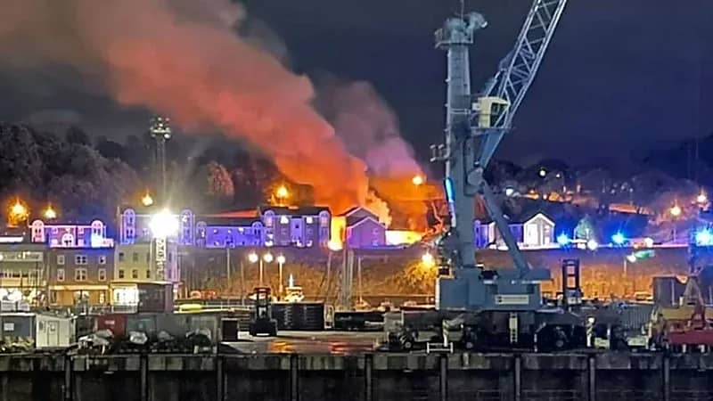 بالصور.. قتيل ومفقودين إثر انفجار في جزيرة جيرزي البريطانية