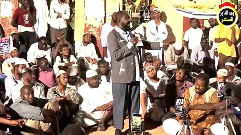 بالفيديو .. سوداني يشيد بتطور المملكة وسط احتفاء ودهشة الحضور