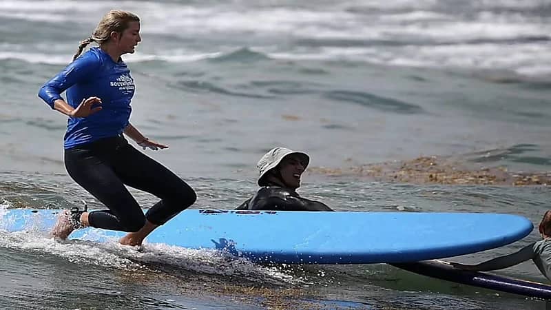 بالصور.. لحظة اصطدام إيفانكا ترامب بوجه ابنها أثناء تعليمه ركوب الأمواج