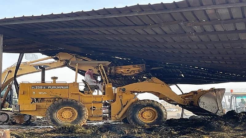 صور.. رئيس بلدي الأفلاج يقود شيول لمكافحة حريق بمستودعين أعلاف