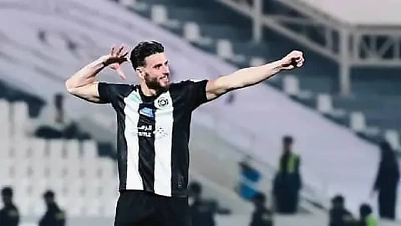 سر عاطفي وراء احتفال محترف الشباب بالقوس والسهم في مباراة الخليج