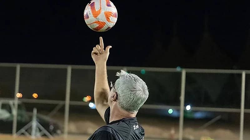 نادي الرياض على أعتاب تجديد عقد هيلمان