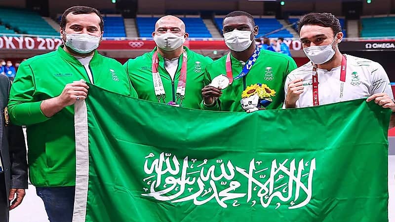 وزير الرياضة يكرم البطل الأولمبي طارق حامدي بجائزة الميدالية الذهبية