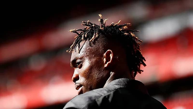 عمال المناجم يشاركون في البحث عن لاعب الرائد السابق تحت الأنقاض