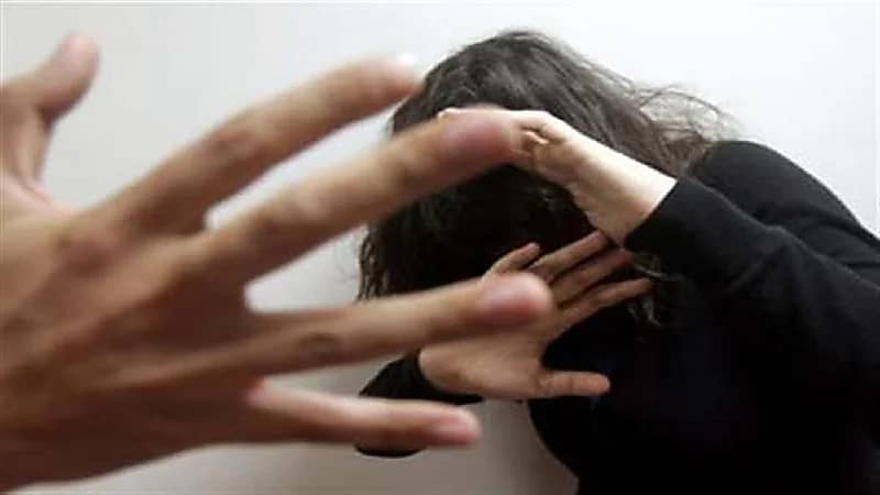 رجل يصفع فتاة مسيحية لأنها غير محجبة في مصر!