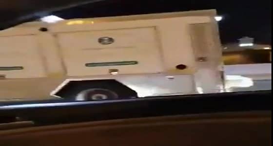 بالفيديو.. مركبة تتجول في شوارع المدينة مفعلة التكبير والتهليل عبر مكبرات صوتية