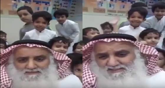 بالفيديو.. رد فعل الطلاب بعد أن أخبرهم معلمهم بحزنه