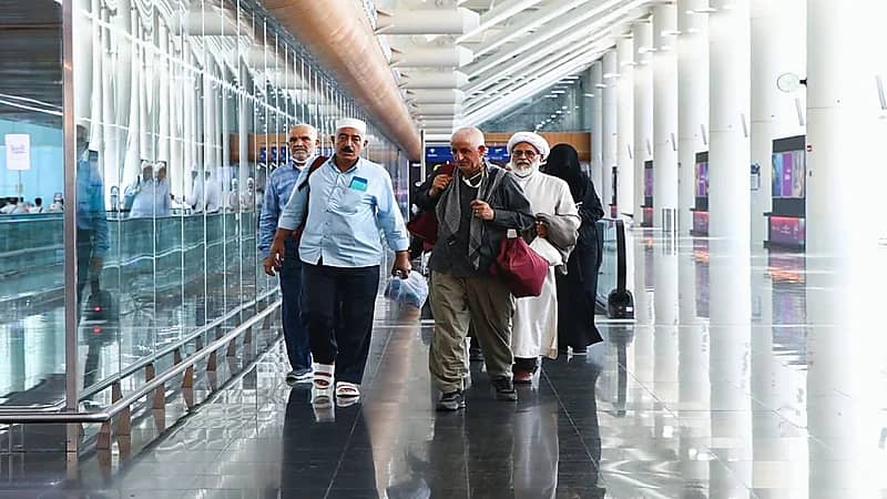 أولى رحلات الحجاج الإيرانيين تغادر إلى مطار عرعر.. صور