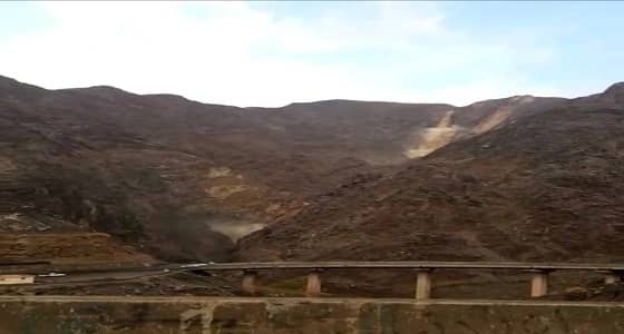 بالفيديو.. سيول تجتاح " عقبة شعار " في عسير