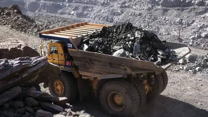 الإطاحة بـ 12 مقيما لاستغلالهم الرواسب بالرياض