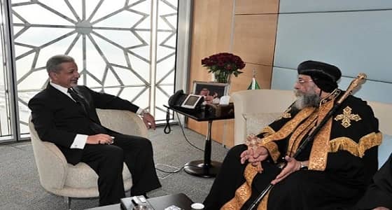 سفير المملكة بالقاهرة يزور البابا " تواضروس الثاني " للاطمئنان على صحته