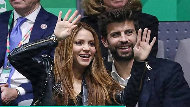 شاكيرا تغادر برشلونة وتوجه رسالة إلى بيكيه