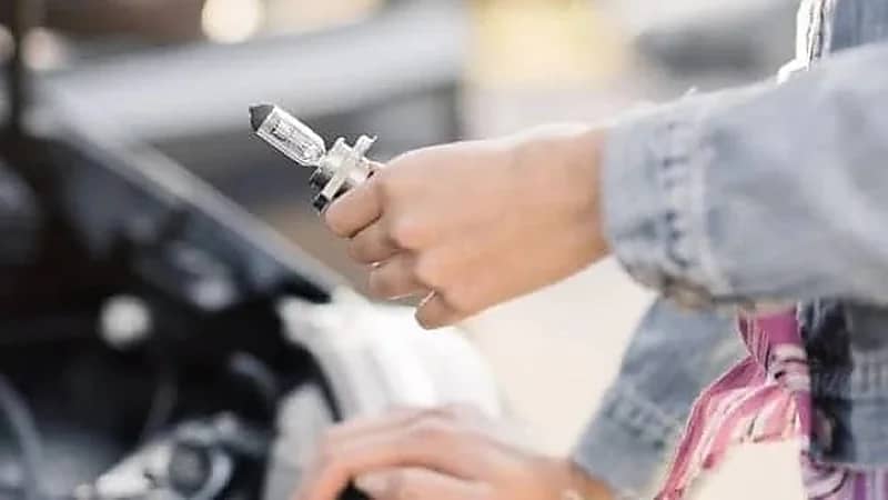 طريقة استبدال المصابيح الأمامية للسيارة عند تعطلها