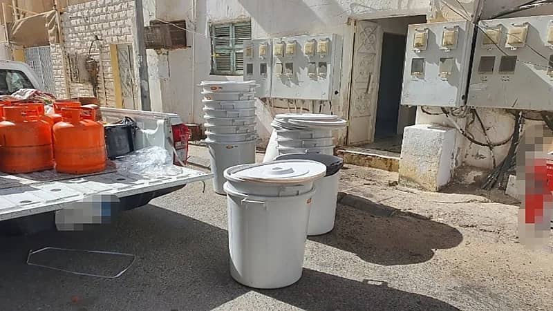 بالصور.. ضبط موقعًا لتصنيع العرق المسكر بمنزل شعبي في جدة