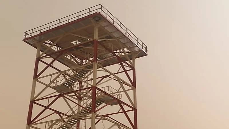 بالصور.. بدء تركيب رادار الطقس في وادي الدواسر