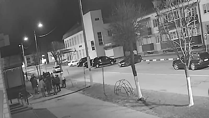 بالفيديو .. لحظة دهس سيارة لـ 5 أشخاص بطريقة مروعة