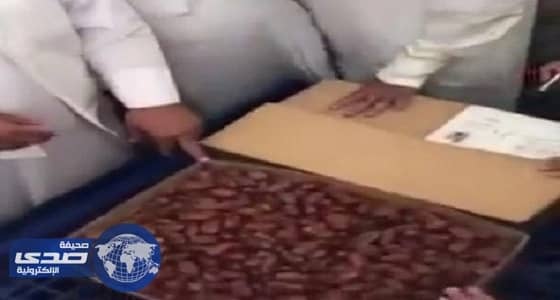 بالفيديو.. رجل أعمال يهدي " كرتون تمر " بـ90 ألف ريال للشيخ خليفة بن زايد