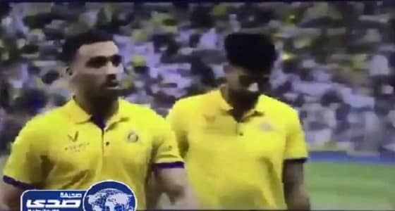 بالفيديو.. لاعب " النصر " يشير بحركة غير أخلاقية في إستاد " الملك فهد "