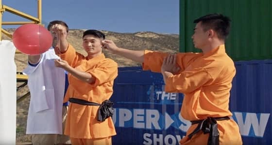 فيديو صادم لراهب يثقب لوح زجاجي بإبرة