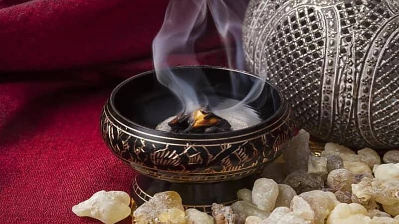 حكم وضع المبخرة في قبلة المسجد وفيها جمر (فيديو)