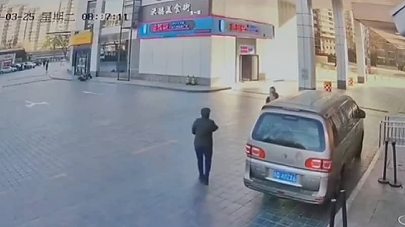 رياح قوية تمزق لوحة إعلانية وتُصيب امرأة في رأسها.. فيديو