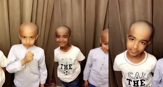 بالفيديو.. طفل يعبر عن حبه لصديقه ويصلع فزعا له