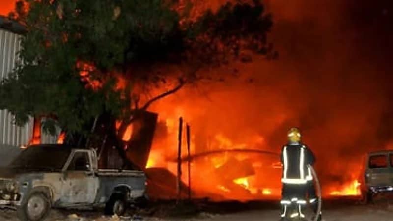 اندلاع حريق في معرض سيارات بالدمام