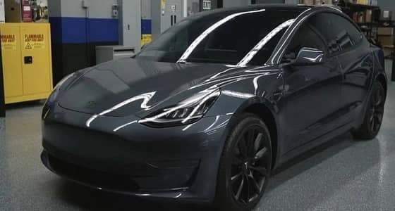 تسلا Model 3 تظهر جانبها الشرير بلون فضي ميدنايت