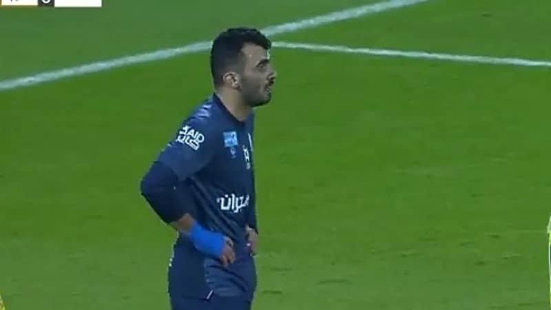 طرد لاعب الأخدود بعد مشادة بينه وبين حارس فريقه .. فيديو