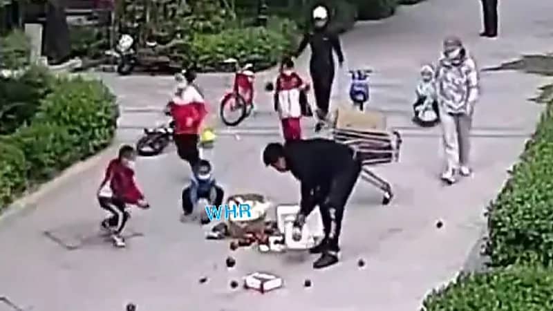 شاهد.. مجموعة من الأطفال يسارعون لمساعدة شخص دون طلب