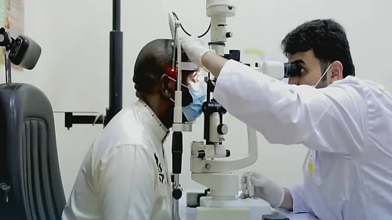 ‏بالفيديو.. فرحة مسن بعد استعادة بصره وتمكنه من قراءة القرآن مجددًا